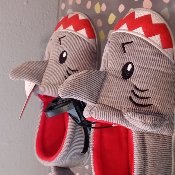 Wonder Nation Grey Kids Shark Slippers Size 11-12 - Picture 10 of 10